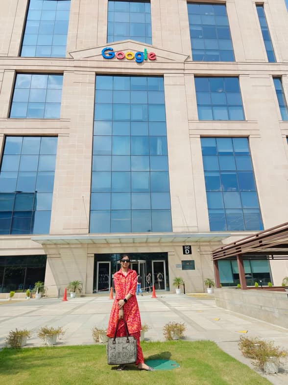 Travel snapshot of Mansi during a trip