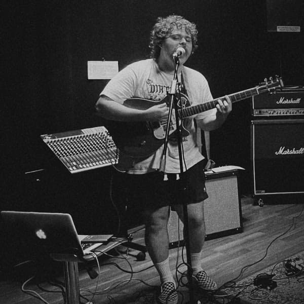 Profile photo of Bailey, Guitar tutor at Wiingy 