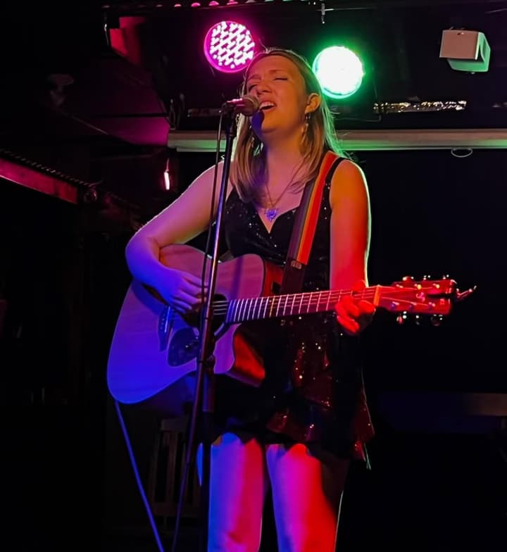 Profile photo of Angela, Singing tutor at Wiingy 