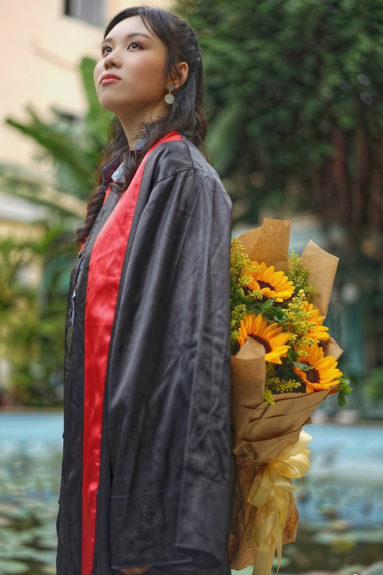 Evelyn graduated from Pham Ngoc Thach University of Medicine