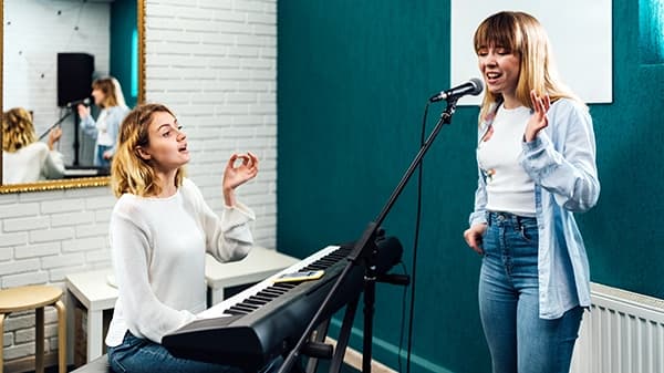 How 1-on-1 singing lessons can help express through voice with confidence