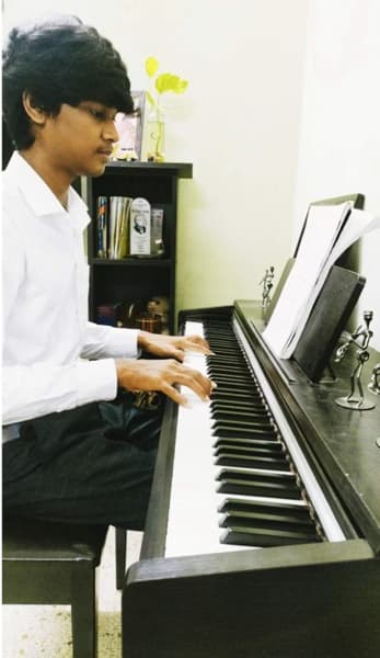 Profile photo of Kishore, Guitar tutor at Wiingy