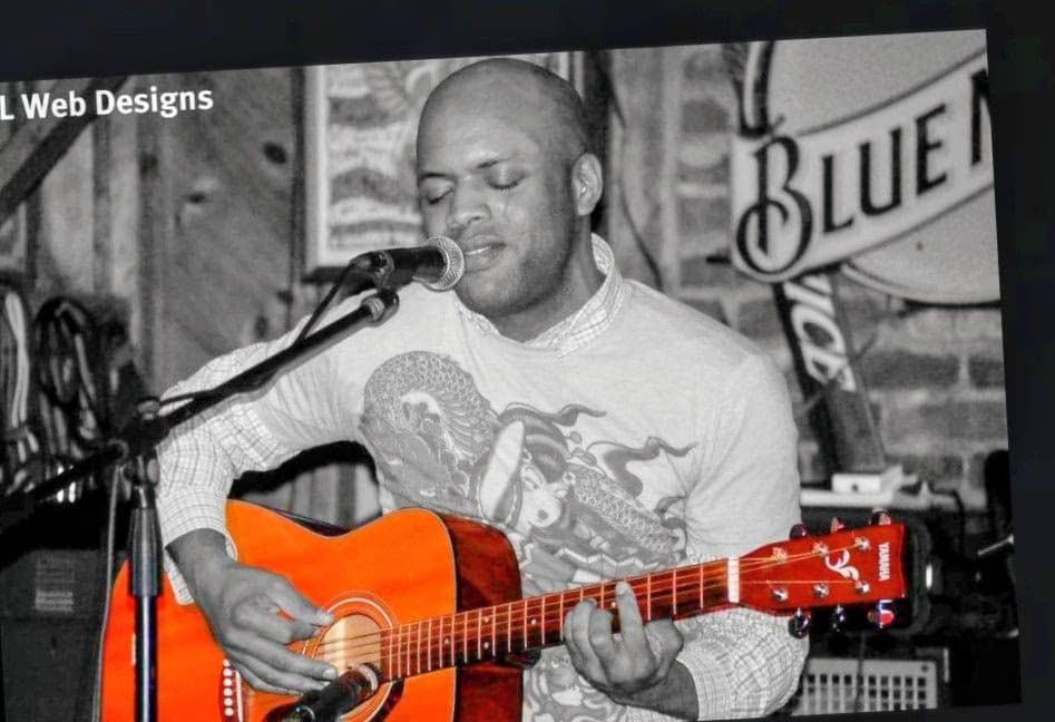 Profile photo of Thomas , Guitar tutor at Wiingy