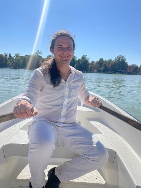 Profile photo of Thom, Singing tutor at Wiingy