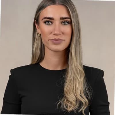 Profile photo of Chloe, English tutor at Wiingy