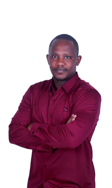 Profile photo of Dennis, Economics tutor at Wiingy