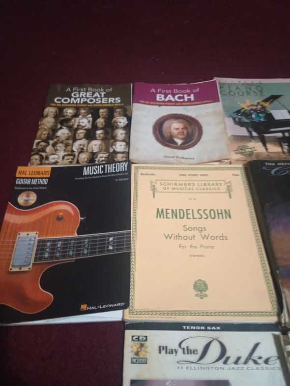 Singing learning materials by Lee