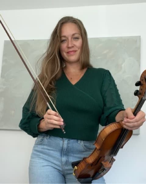 Profile photo of Julianne, Violin tutor at Wiingy
