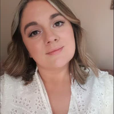 Profile photo of Juniper, Singing tutor at Wiingy