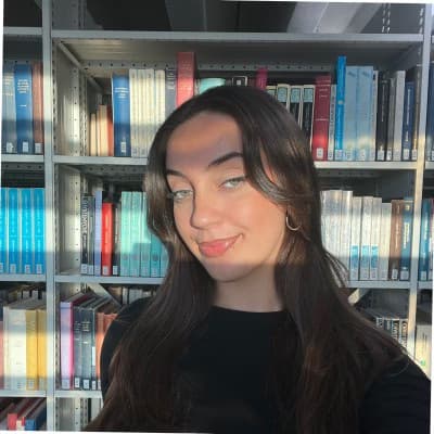 Profile photo of Mia, English tutor at Wiingy