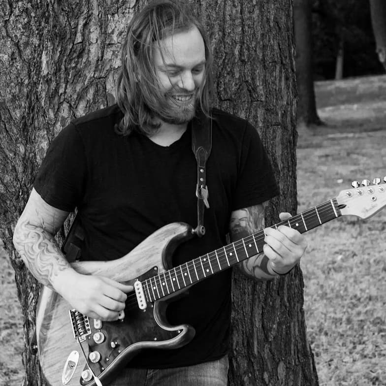 Profile photo of Ken, Guitar tutor at Wiingy