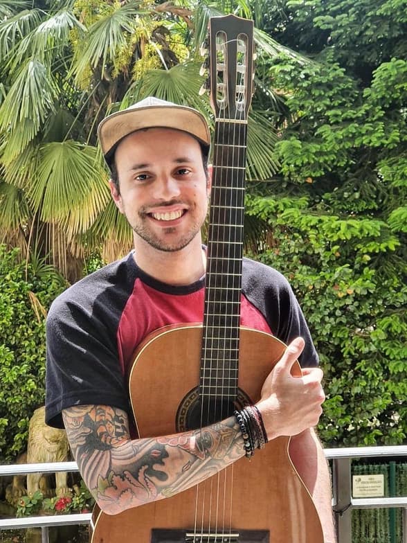 Profile photo of Nicolas, Guitar tutor at Wiingy