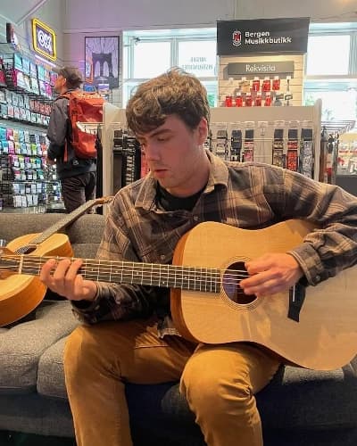 Profile photo of Ryder, Guitar tutor at Wiingy