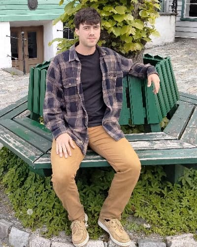 Profile photo of Ryder, Guitar tutor at Wiingy