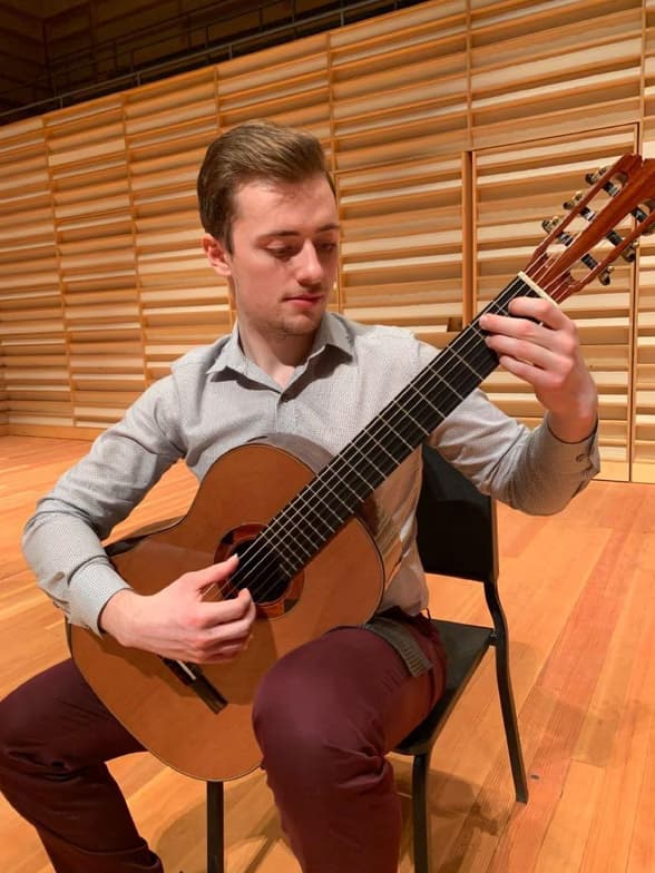 Profile photo of Francis, Guitar tutor at Wiingy