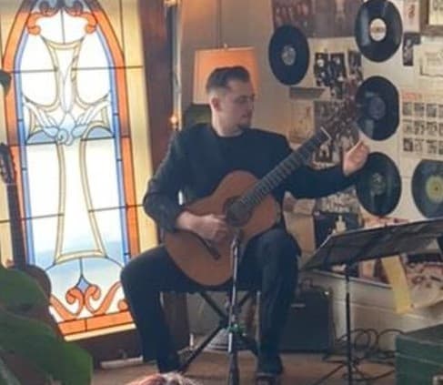 Profile photo of Francis, Guitar tutor at Wiingy