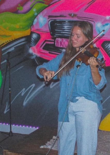 Profile photo of Julianne, Violin tutor at Wiingy