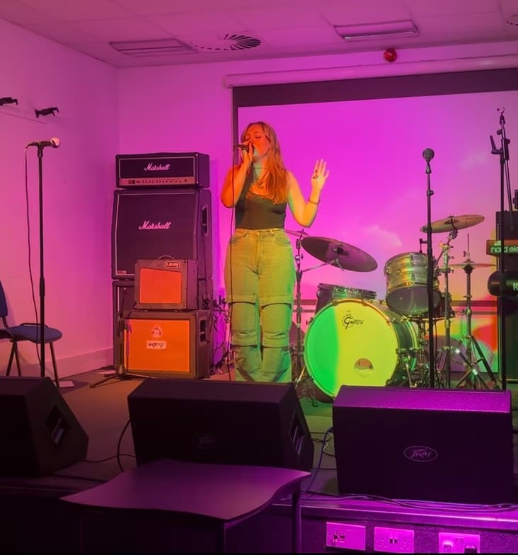 Profile photo of Mia, Singing tutor at Wiingy