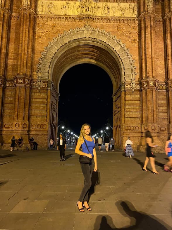 Travel snapshot of Maisie during a trip