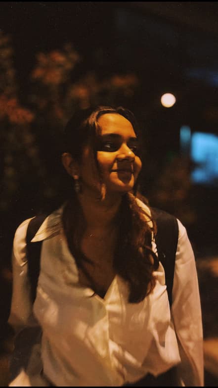 Travel snapshot of Maadhavi during a trip