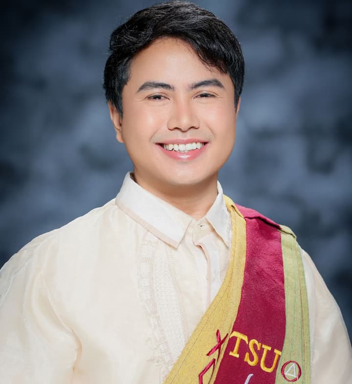 Graduation ceremony photo of Jeffrey