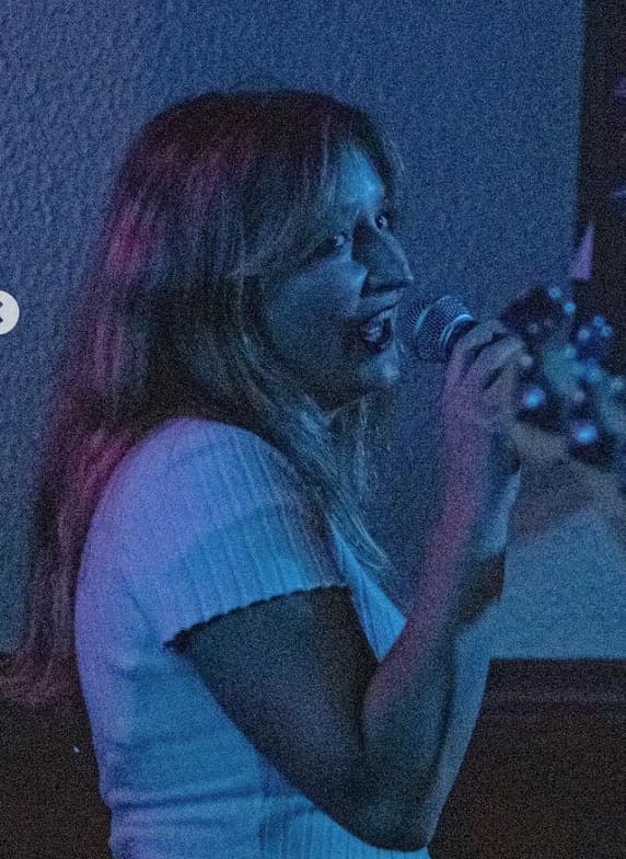 Casual photos of Lucy, Wiingy tutor