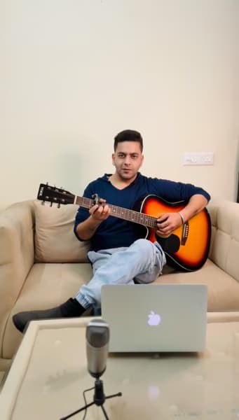 Profile photo of Manik, Guitar tutor at Wiingy