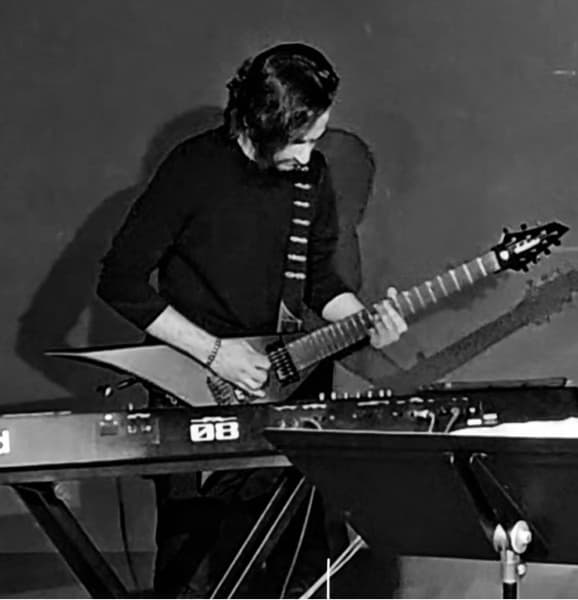 Profile photo of Sepehr (sep), Piano tutor at Wiingy