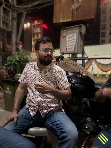 Travel snapshot of Karmaveer during a trip