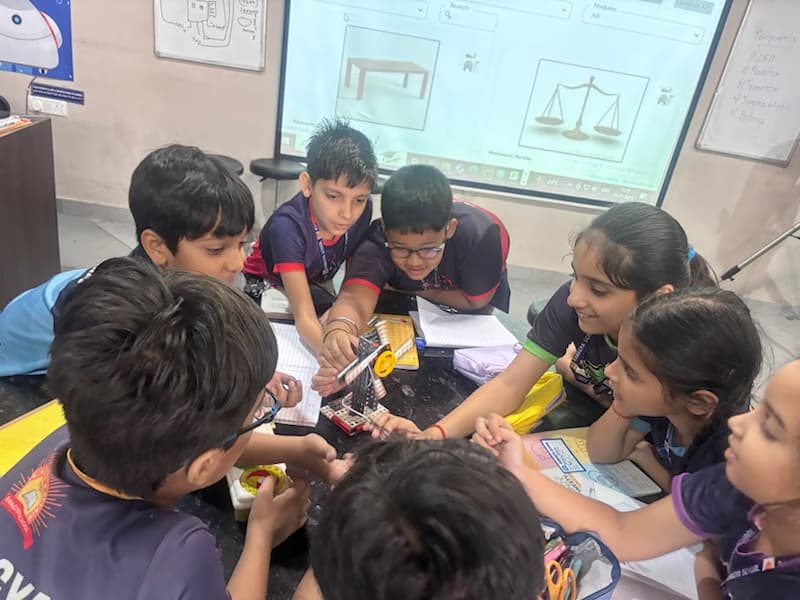 Kanika conducting a lesson